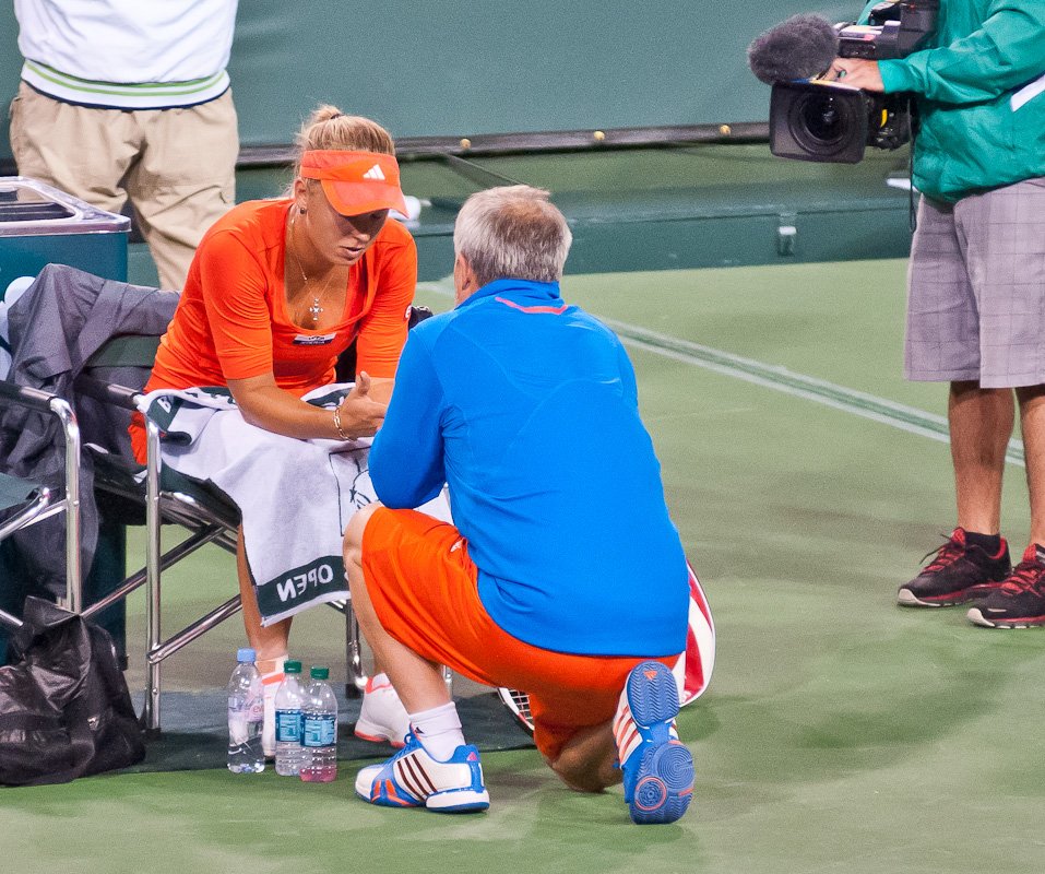 Wozniaki gets some between-sets coaching from her father/coach